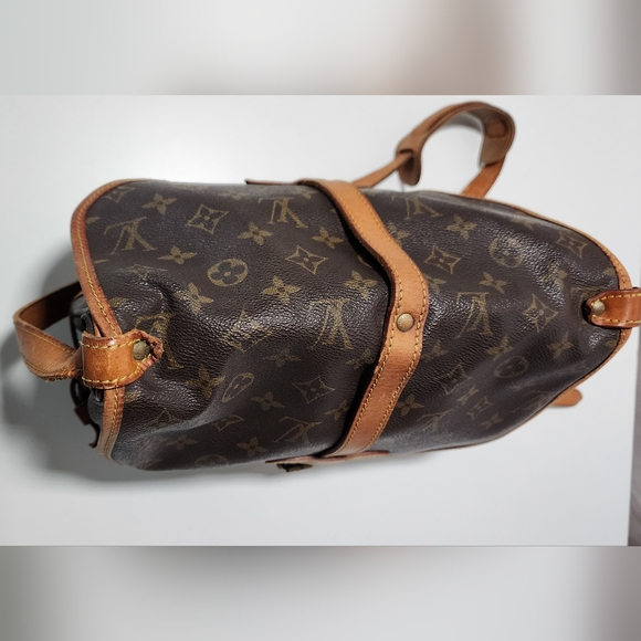 Louis Vuitton Saumur 30. Dryness & slight water marks on vachetta. - Picture 6 of 14